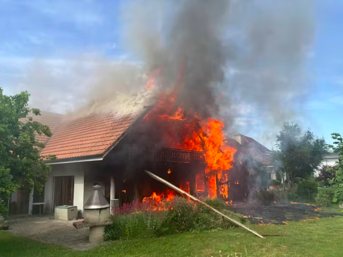 Walperswil: Schopf und Wohnhaus in Brand
