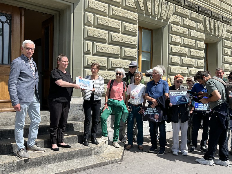 Gemeinsame Petitionsübergabe «Keine Starlink-Satellitenantennen in Leuk»
